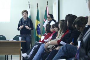 A conselheira presidente Jucimeri Silveira debate a precarização do Ensino e as mobilizações políticas da categoria
